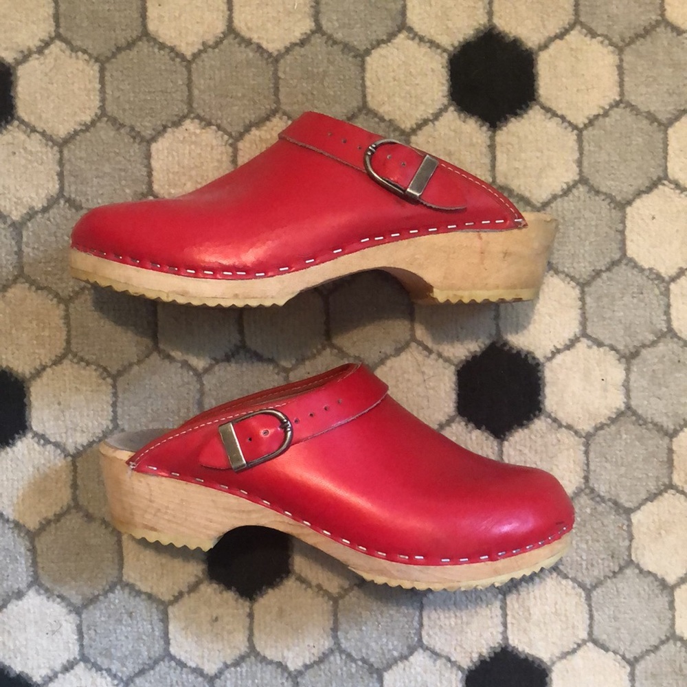 LOTTA FROM STOCKHOLM RED CLOGS